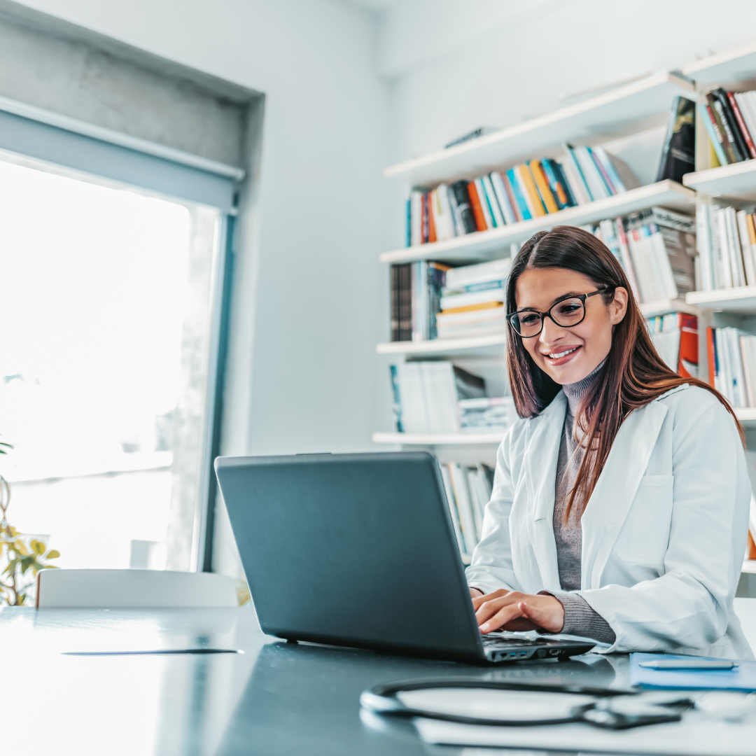 prescriber doing remote prescribing to a practitioner in her laptop.