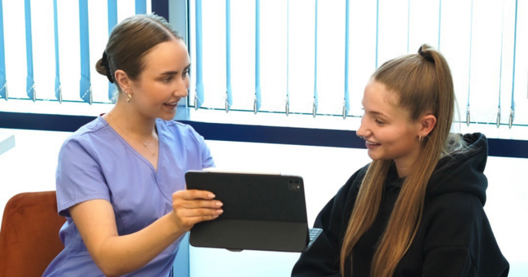 Understanding Mounjaro Side Effects: A Practical Guide for UK Aesthetic Practitioners 2 Aesthetic practitioner talking with a client about Mounjaro