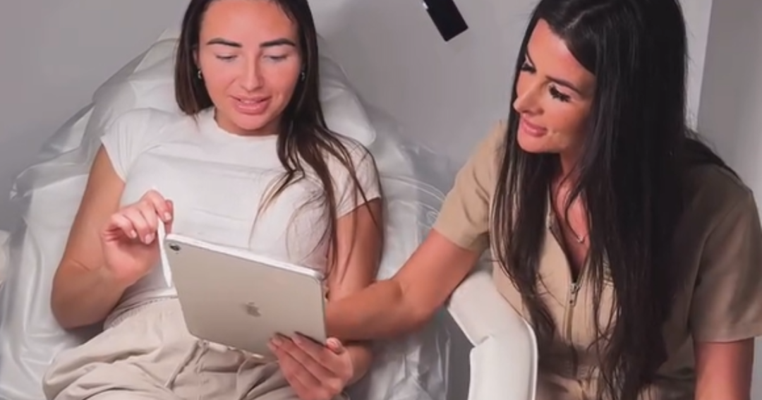 Mounjaro Dosage and Administration: A Complete Guide to Using Mounjaro Safely 1 Professional scene of a practitionerprescriber with a patient discussing something