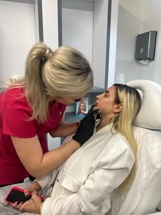 AR Makeup and beauty academy image 3