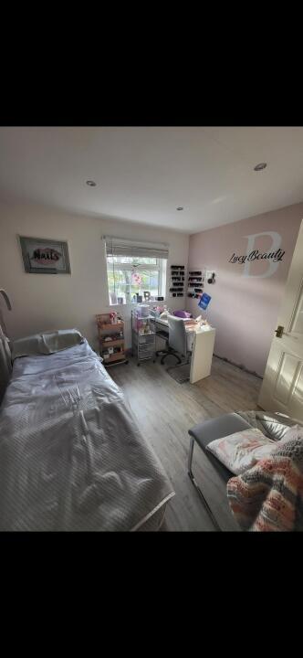 Lucys Beauty and aesthetic room image 1