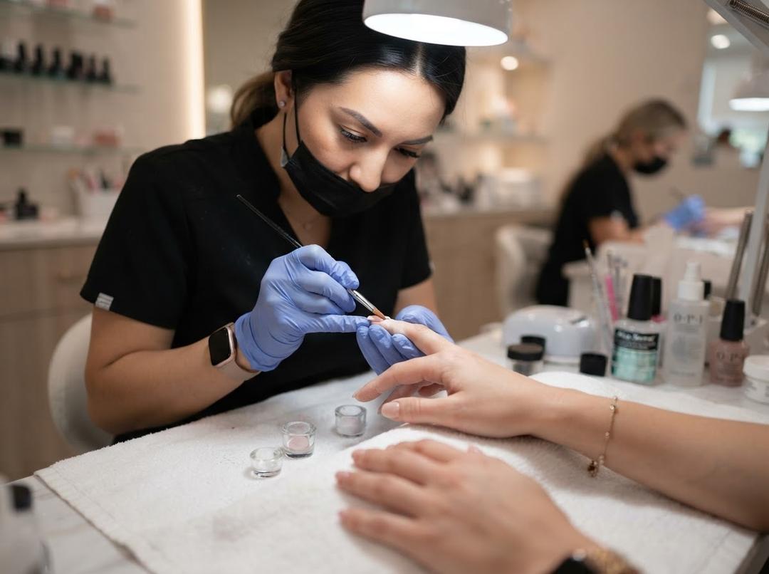 How Acrylic Nails works in London?